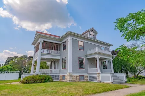 1124 E Main St, Stoughton, WI 53589