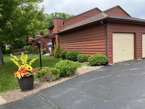 2220 Meadowbrook Ct #A, Oshkosh, WI 54904