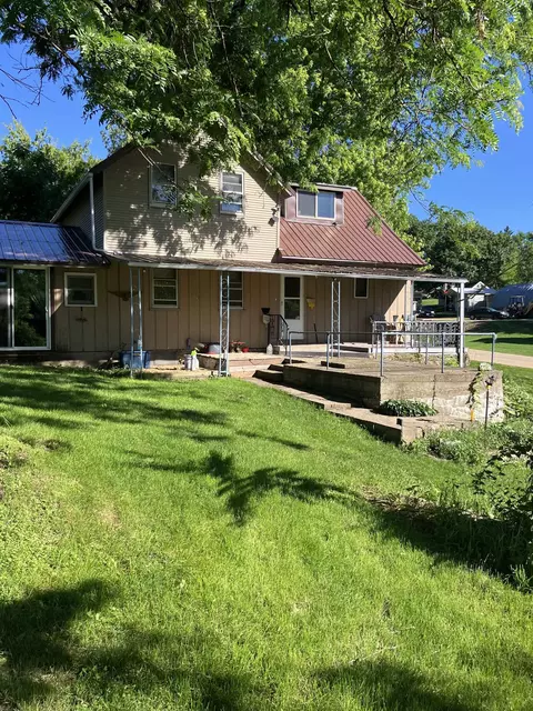 5283 Rockville Rd, Potosi, WI 53820