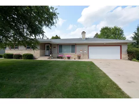 607 4th St, Waunakee, WI 53597