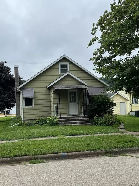 802 N Michigan St, Prairie Du Chien, WI 53821