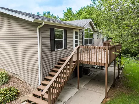 s6448 Crest Drive, Hillpoint, WI 53937