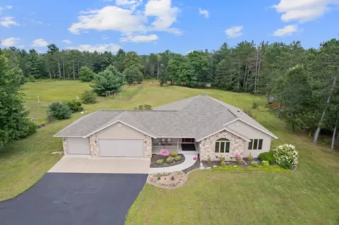 104 W Kingsbury Dr, Necedah, WI 54646