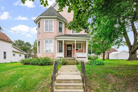 317 W Division St, Dodgeville, WI 53533