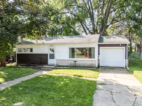 1020 4th St, Baraboo, WI 53913
