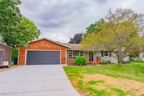 717 Chelsea Pl, Janesville, WI 53546