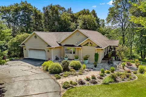 s1410 Summit Point Drive, La Valle, WI 53941