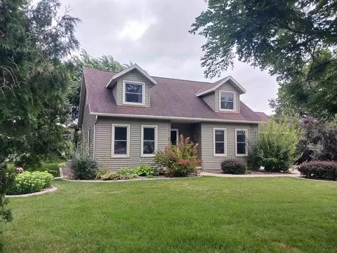 419 Badger Dr, Evansville, WI 53536