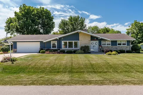 882 E Petunia Ln, Beloit, WI 53511
