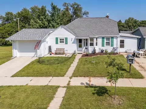 1023 W Prospect Ave, Portage, WI 53901