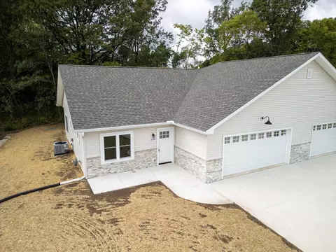 1045 Rusalka Cir, Reedsburg, WI 53959