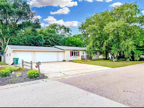 37221 Seymour Dr, Prairie Du Chien, WI 53821