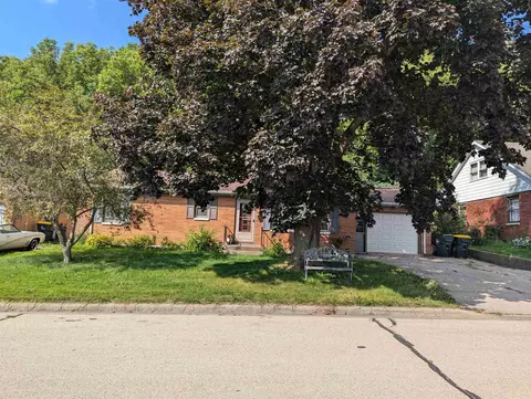 1017 E Bluff St, Cassville, WI 53806