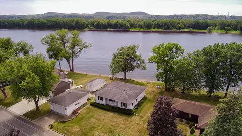 610 W Front St, Cassville, WI 53806