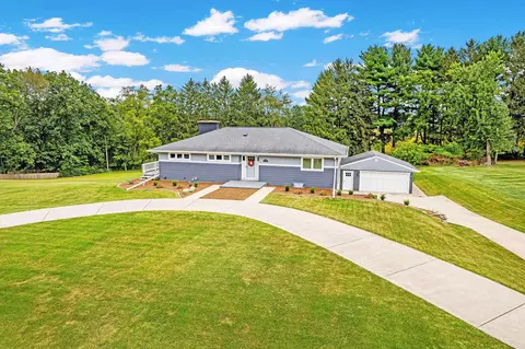 3728 Oakwood Dr, Cottage Grove, WI 53527