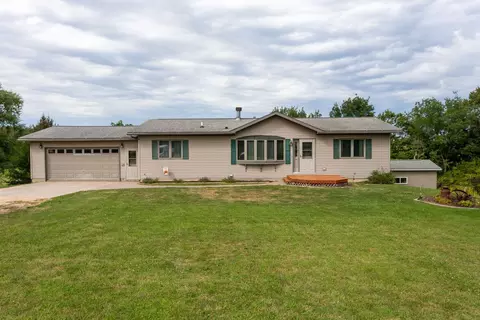 8498 Whispering Bluffs Ln, Cassville, WI 53806
