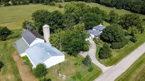 97 Shady Willow Rd, Brooklyn, WI 53521