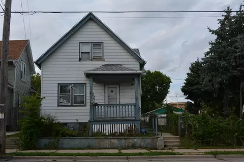 2714 W Walnut St, Milwaukee, WI 53208
