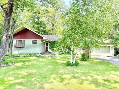 1045 Woodland Dr, Rhinelander, WI 54501