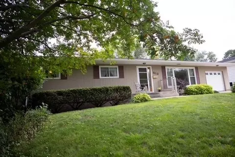 513 S Ellwood St, Dodgeville, WI 53533