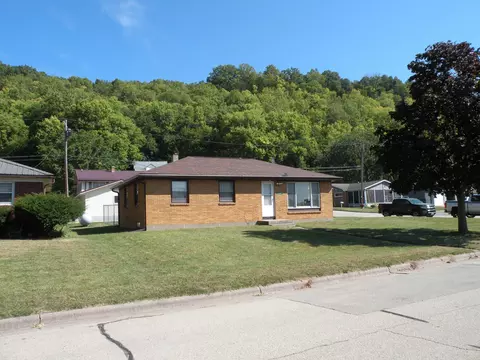 1041 E Dewey St, Cassville, WI 53806
