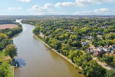 614 Riverside Dr, Fort Atkinson, WI 53538