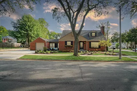 9029 W Wright St, Wauwatosa, WI 53226