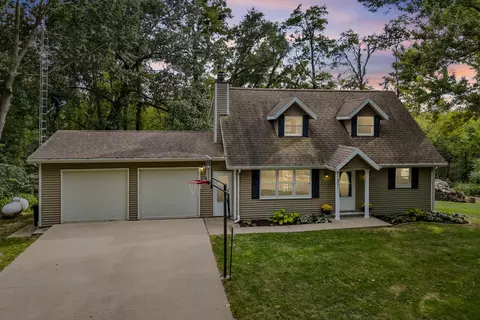 3751 Woodland Ln, Hazel Green, WI 53811