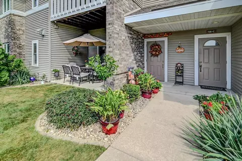 718 Herndon Dr #A, Madison, WI 53718