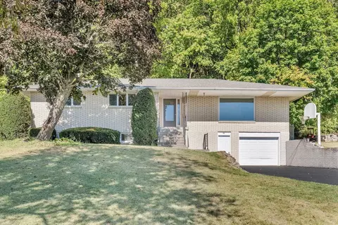 911 E Bluff St, Cassville, WI 53806