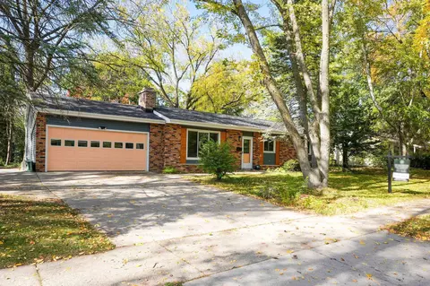 2302 Manor Green Dr, Madison, WI 53711