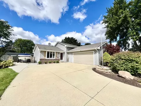 2205 Clover Ln, Janesville, WI 53545