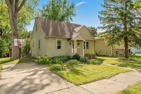 512 11th St, Baraboo, WI 53913