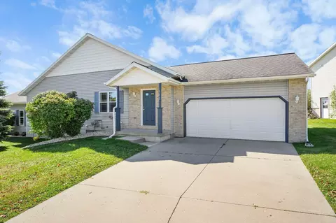 102 E Northlawn Dr, Cottage Grove, WI 53527