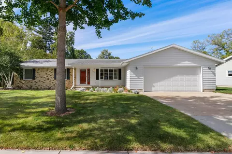 212 Walmar Dr, Sun Prairie, WI 53590