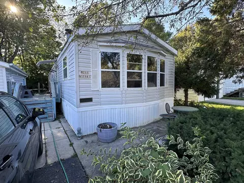 w211n11683 Hilltop Cir, Germantown, WI 53022