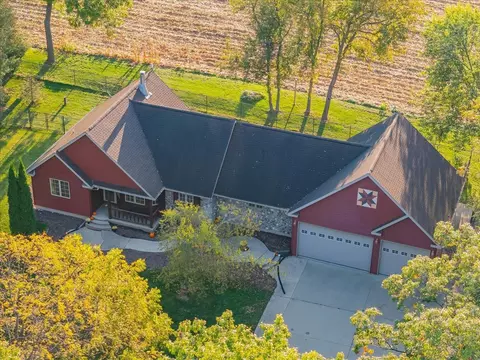 9410 N Arrowhead Shores Rd, Edgerton, WI 53534