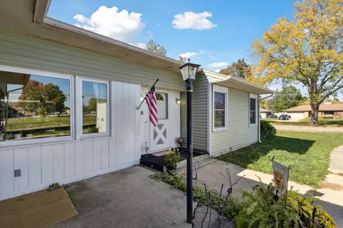 833 N Oakhill Ave, Janesville, WI 53548