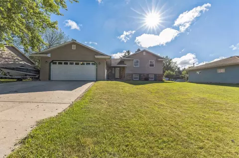 734 Lyndhurst Dr, Janesville, WI 53546