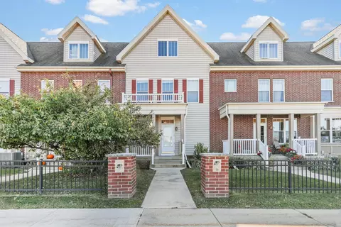 16 S Gardens Way, Fitchburg, WI 53711