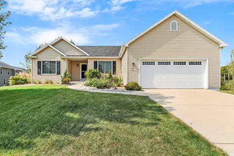 3 Woodridge Ln, Columbus, WI 53925