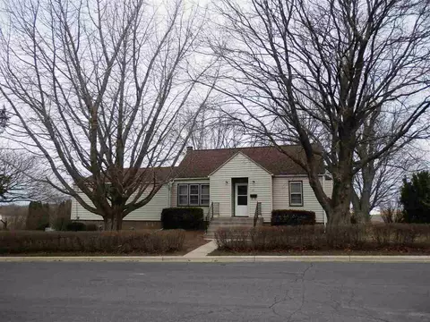 29 Calvert St, Benton, WI 53803