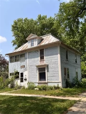 327 6th St, Baraboo, WI 53913