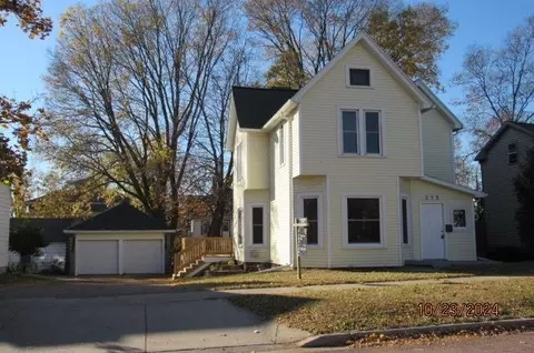 215 N Pine St, Reedsburg, WI 53959