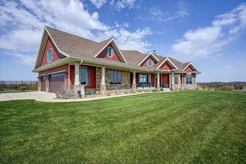 9338 Spring Valley Rd, Mazomanie, WI 53560