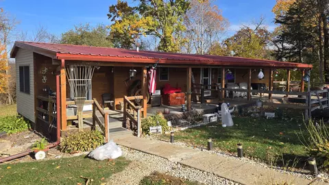 11129 St Charles Rd, Cassville, WI 53806
