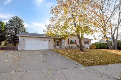 2006 Winfield Dr, Reedsburg, WI 53959