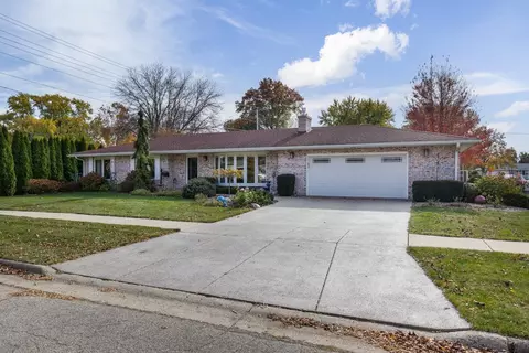 1904 Roxbury Rd, Janesville, WI 53545