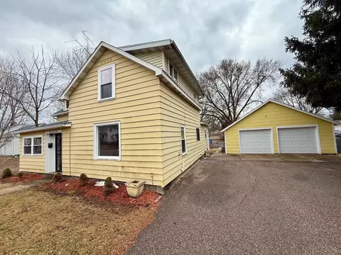 414 8th St, Baraboo, WI 53913