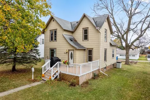 612 6th St, Baraboo, WI 53913